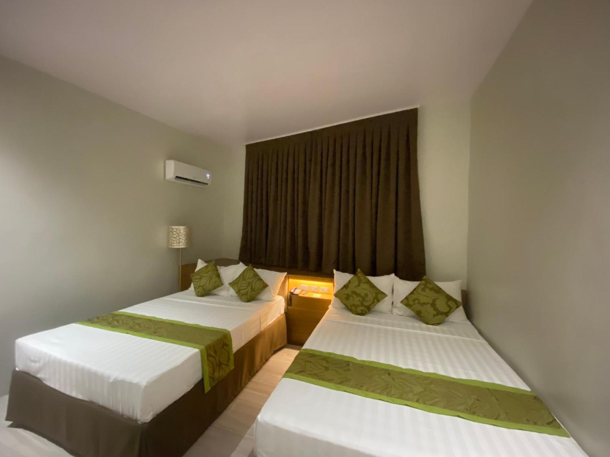 Maxi Hotel And Event Center Тагбіларан Екстер'єр фото