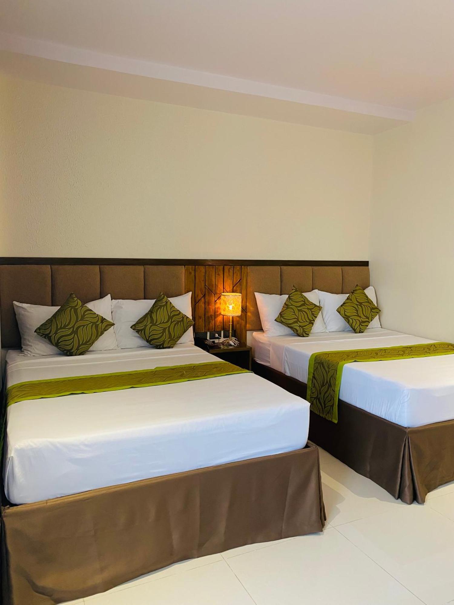 Maxi Hotel And Event Center Тагбіларан Екстер'єр фото