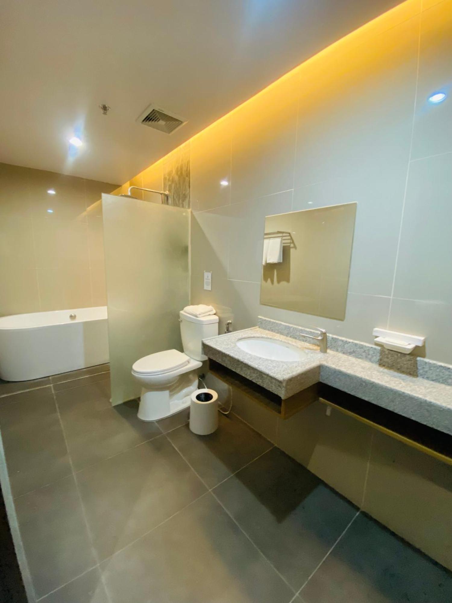 Maxi Hotel And Event Center Тагбіларан Екстер'єр фото