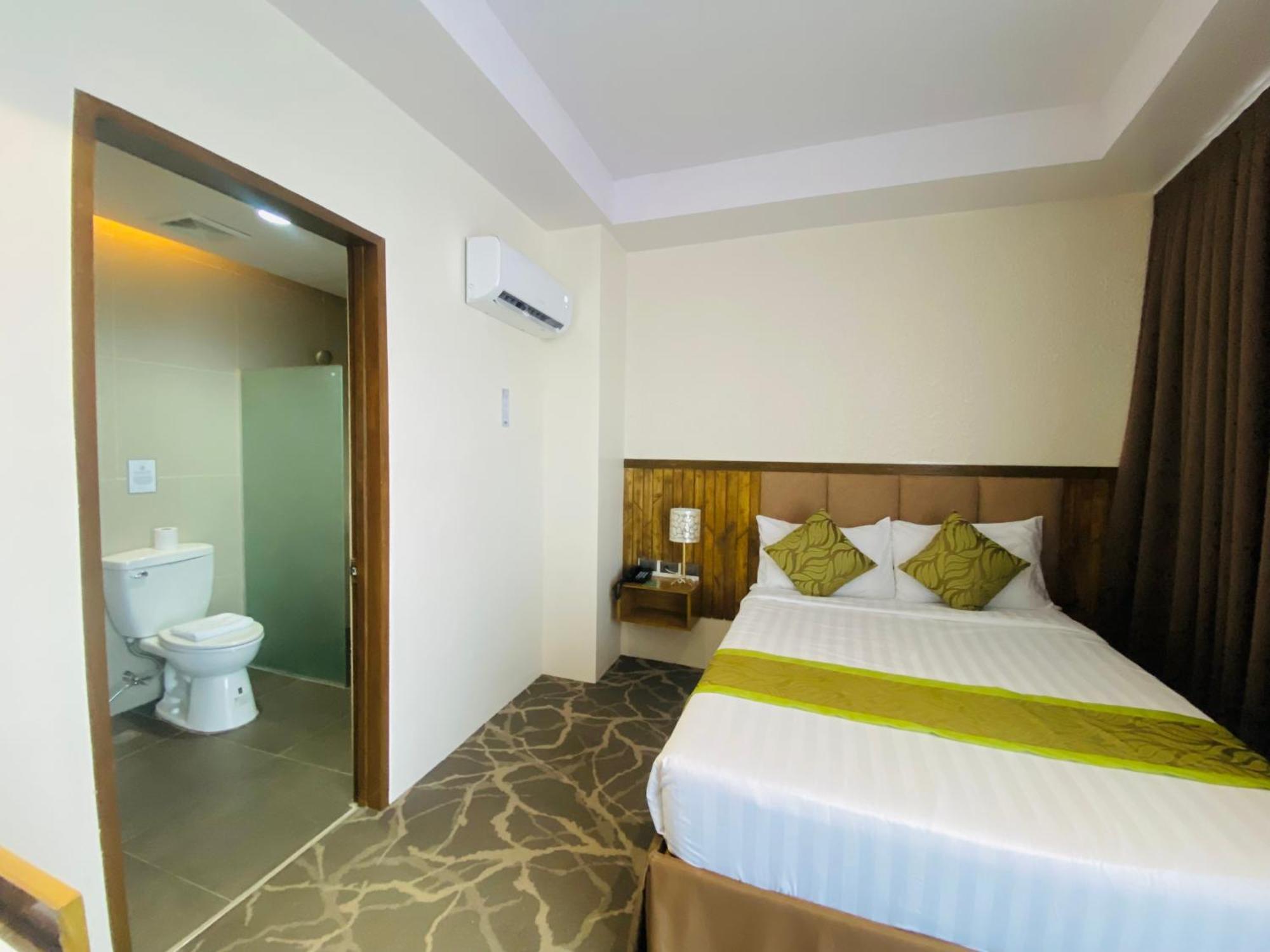 Maxi Hotel And Event Center Тагбіларан Екстер'єр фото
